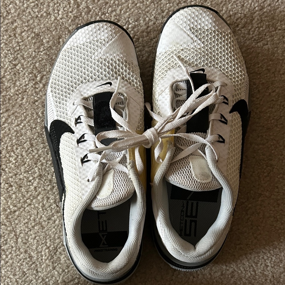 Nike White and Black Sneakers size 6.5